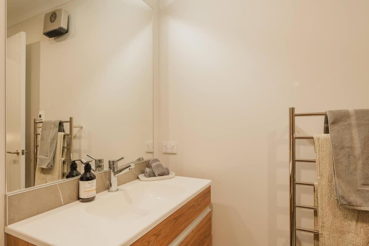Elegant 3Br Home On Mustang Avenue Christchurch Ngoại thất bức ảnh